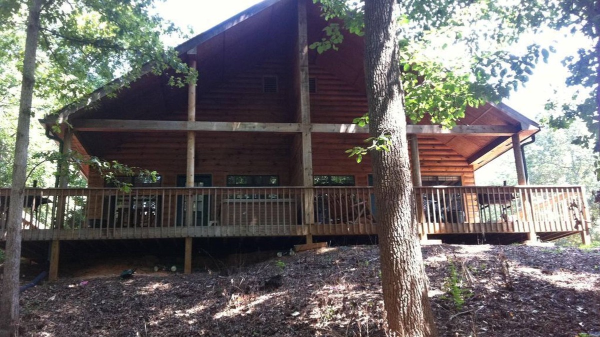 Flowery Branch Cabin | Cozy Lake Cabin for monthly rental. 2BR/1 bath cabin with jacuzzi hot tub.