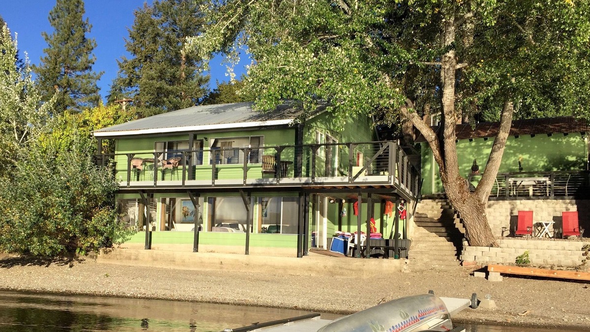 Rathdrum Cabin | Cozy Lake Cabin W/Private Dock, Wifi, Golf. Fun! Close to Silverwood!