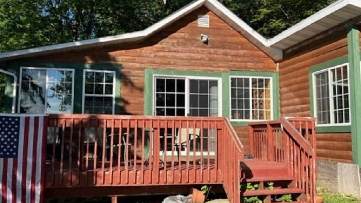 Buffalo Cabin | Cozy lake cabin with your own private dock. Secluded lot close to the city!
