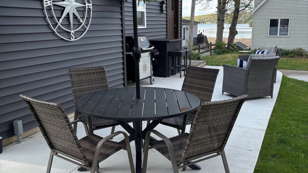 Syracuse Cottage | Cozy lake Cottage on Dewart Lake with hottub, 1 mile from Blue Barn Berry Farm