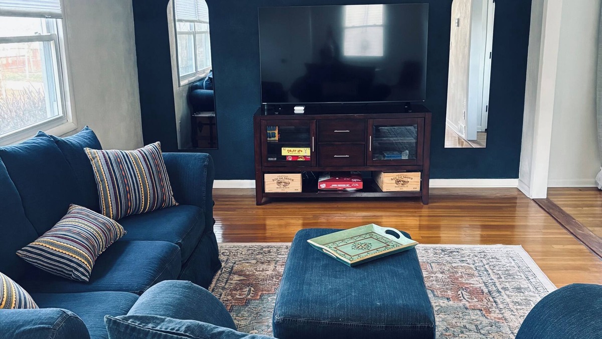 Vermilion House | Cozy lake cottage with table games
