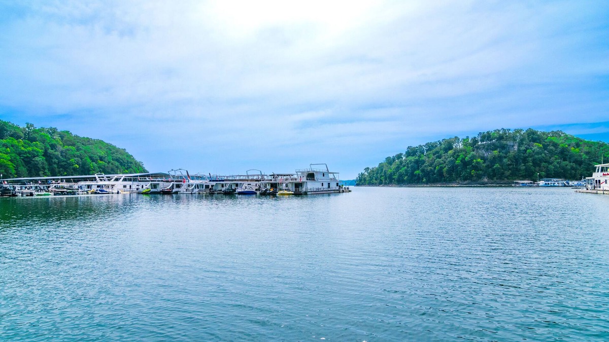 Jamestown Cottage | Cozy Lake Cumberland Retreat with hot tub, just above Jamestown Marina!nnn