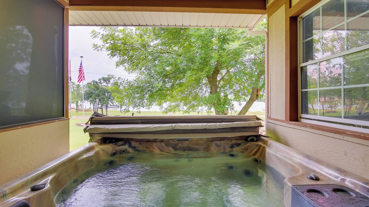 Eufaula House | Cozy Lake Eufaula Hideaway w/Fire Pit & Hot Tub!