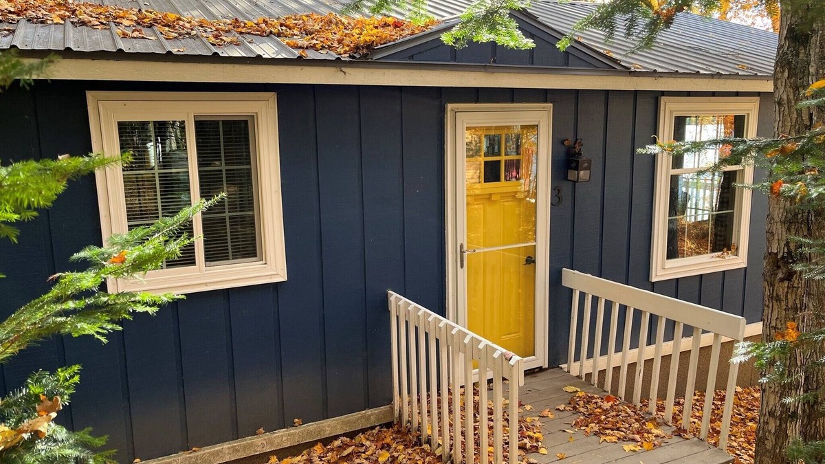 Iron River Cottage | Cozy, lake front cabin on beautiful Stanley Lake