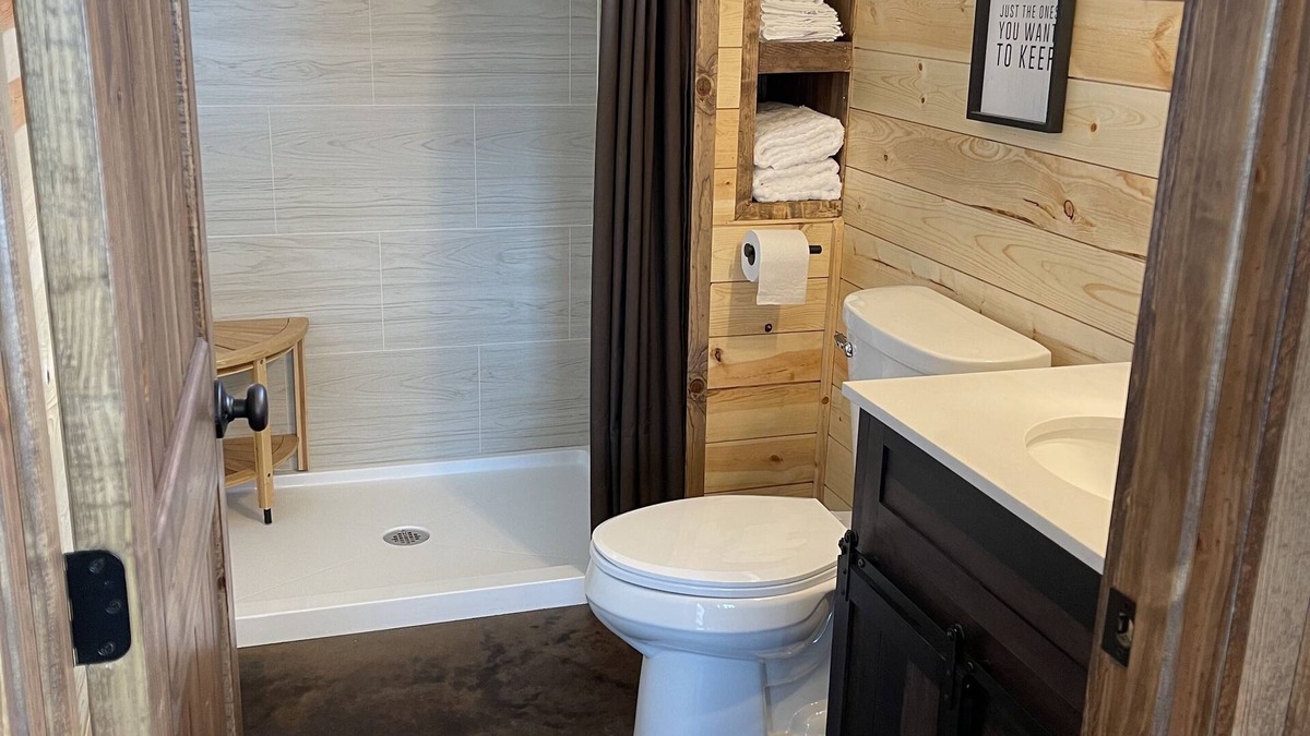 Grove Cabin | Cozy lake front Cabin that's perfect for two!