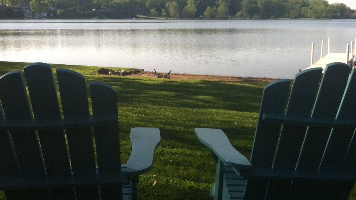 Stroh Cabin | Cozy lake front cabin with WiFi, AC in awesome Angola