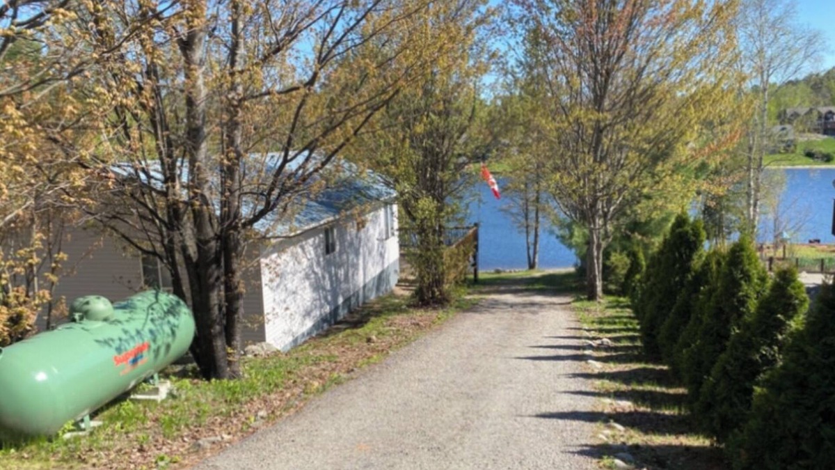 St. Charles Cottage | COZY LAKE FRONT COTTAGE ON NEPEWASSI LAKE