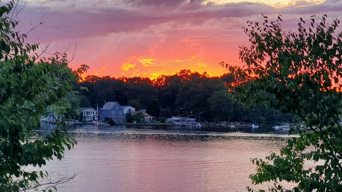 Freetown Cottage | Cozy Lake Front Cottage on Long Pond
