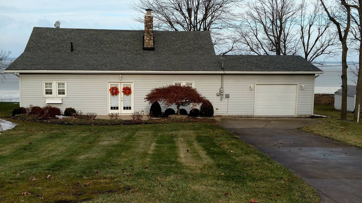 Gypsum House | Cozy lake front home is waiting for you!