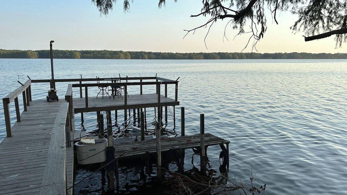Avon House | Cozy lake front home on beautiful Lake Washington. Deck, dock and boat slip.