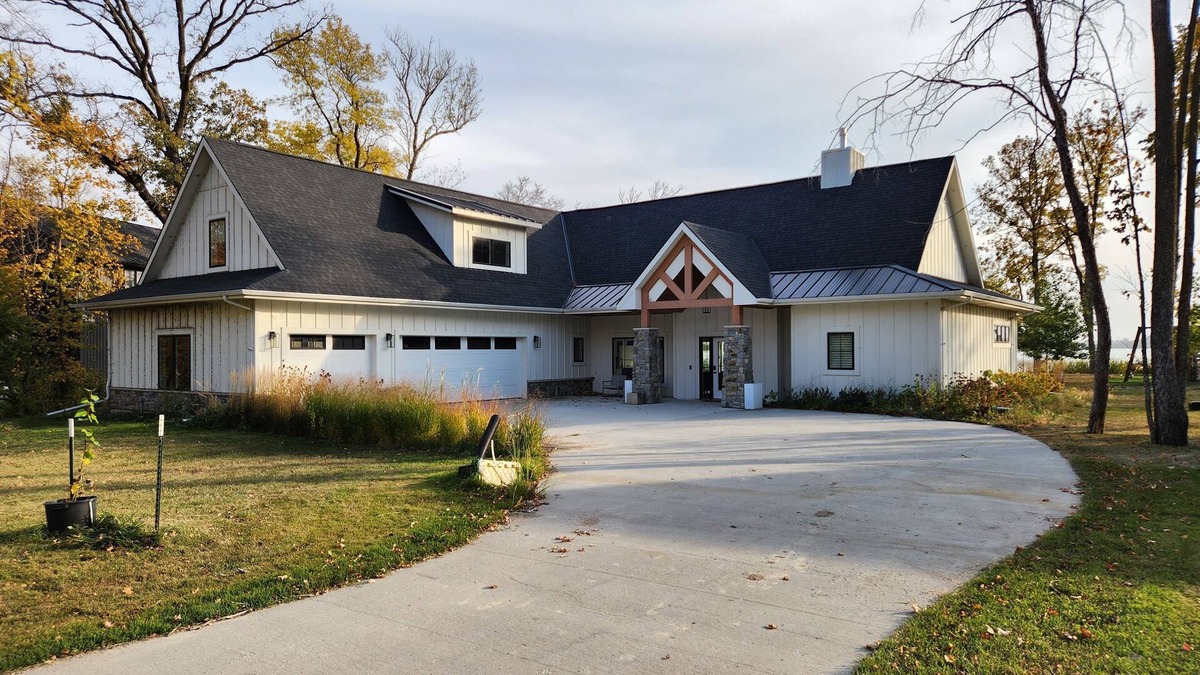 Pelican Rapids House | Cozy lake front home on Crystal Lake-Great for hosting!