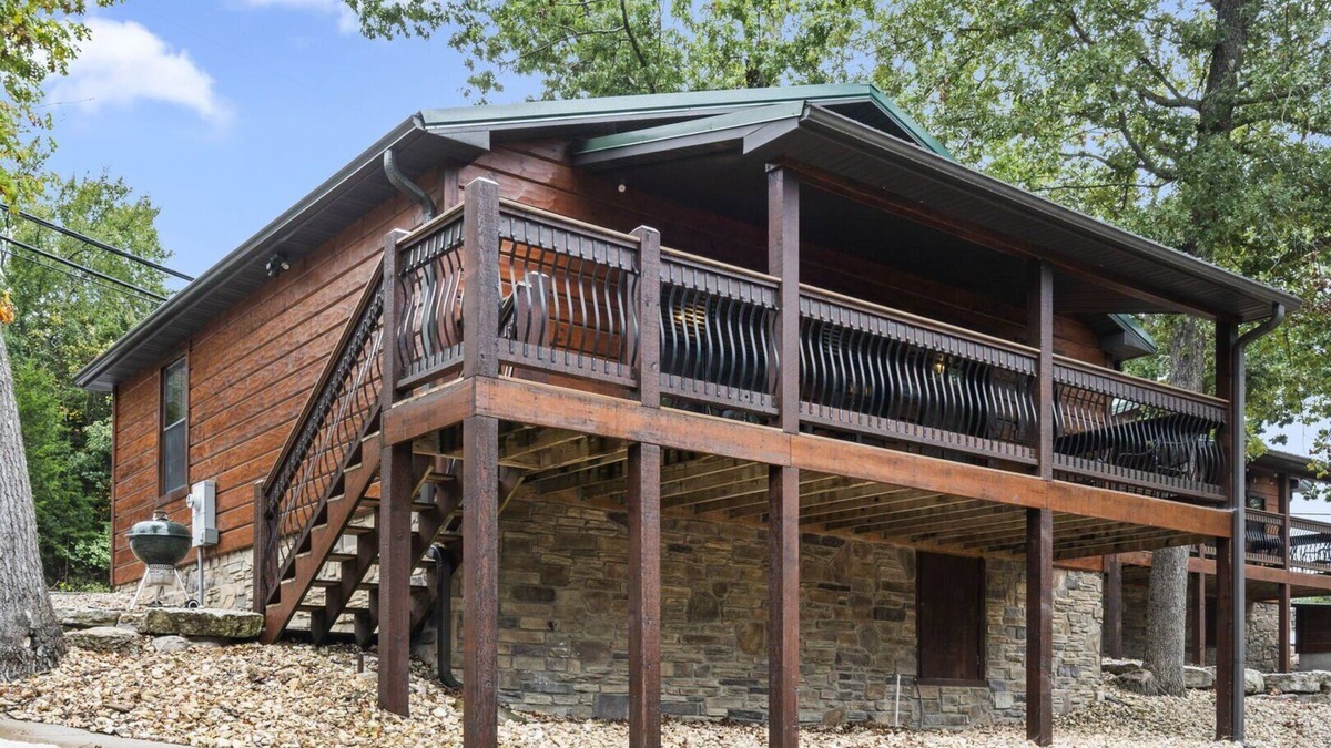 Indian Point Cabin | Cozy Lake Front/View 2BR2BA Private Cabin23, Resort Pool/Hot Tub/Firepit & more!
