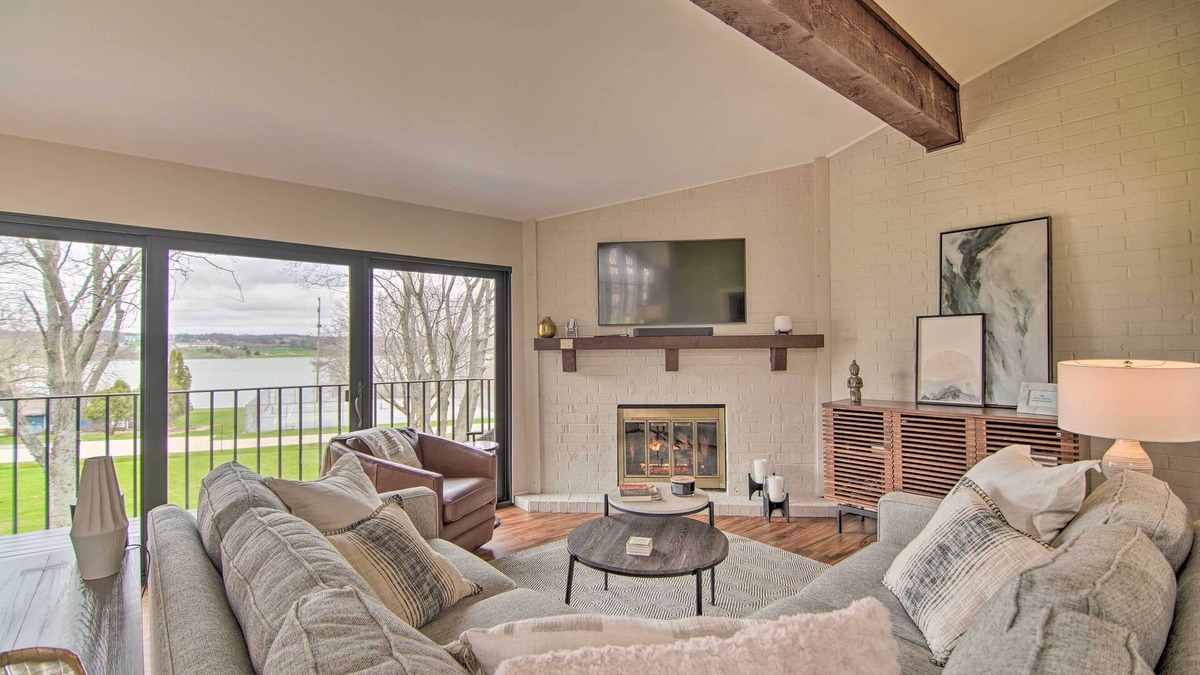 Lake Geneva Condo | Cozy Lake Geneva Retreat with Year-Round Views!
