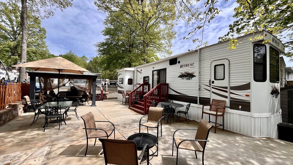 New London House | Cozy Lake Getaway at Badin Shores Resort! Beach - Pool - FUN!