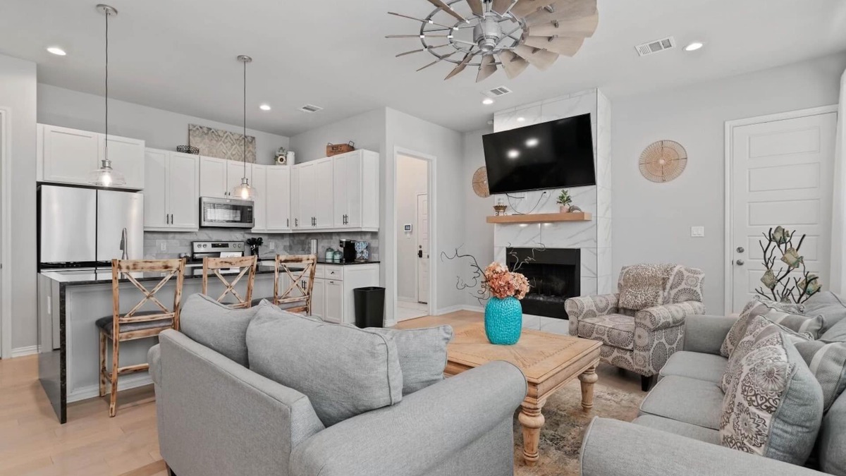 Cross Roads House | Cozy Lake house at Oakpoint w/Fully Equipped Office. Pet Friendly!