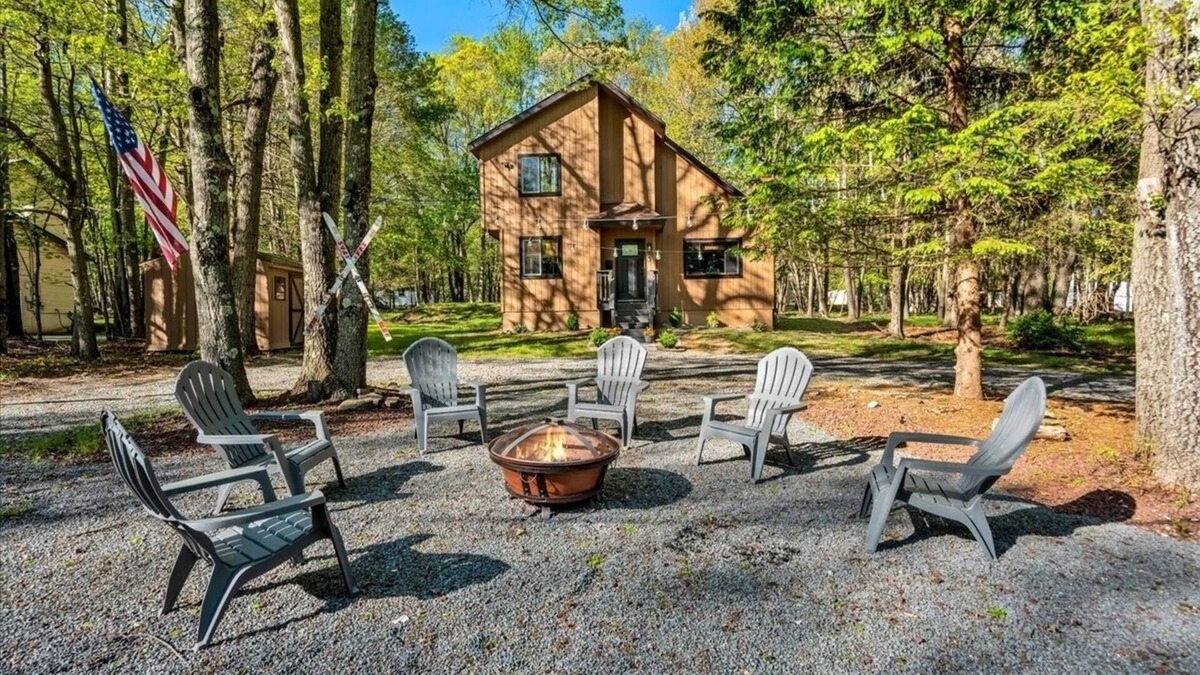 Briar Crest Woods House | Cozy lake house, great location! Hot tub, fire pit, game room! Dog friendly!