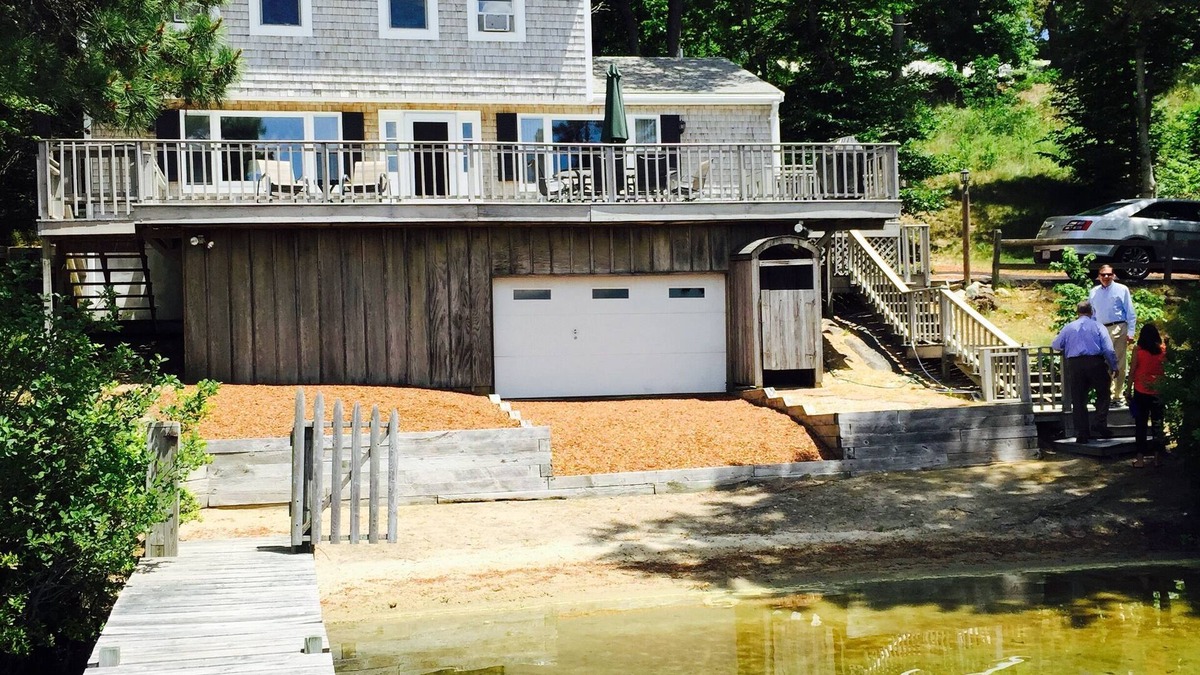 Centerville House | Cozy lake house minutes to Craigville Beach
