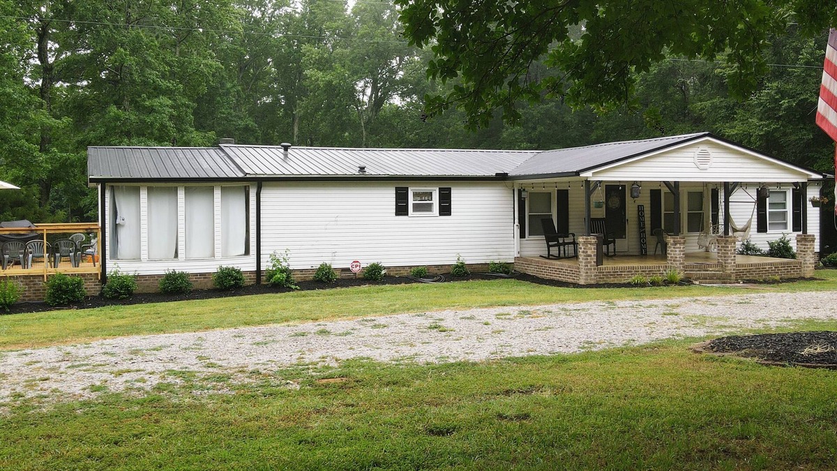 Henderson House | Cozy Lake House Retreat with Private Dock