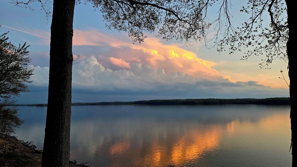 Cadiz House | Cozy lake house w/spacious deck, BBQ/fire pit. Boat ramp1 mi away Pet friendly!