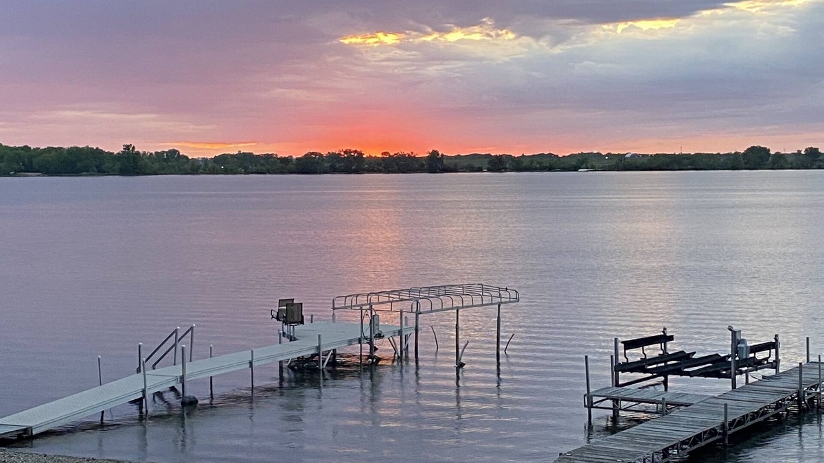 Madison House | Cozy lake house with private sand beach right on Lake Madison