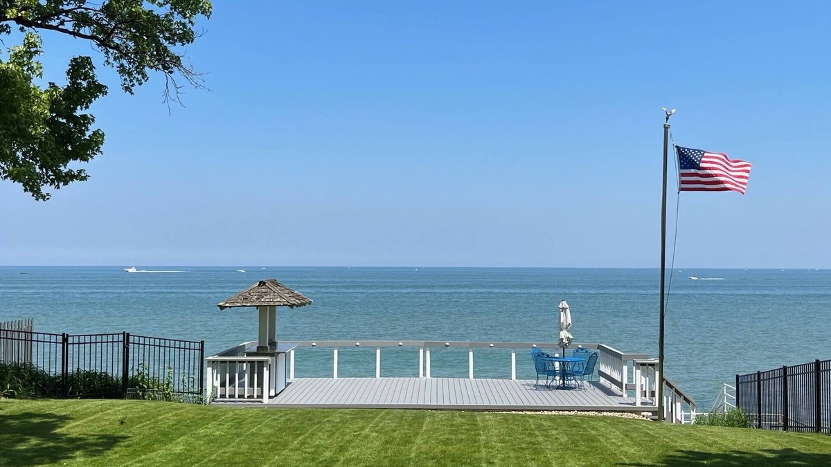 Vermilion House | Cozy lake house with spectacular views and private access to the lake