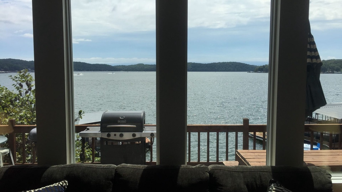 Gravois Mills House | Cozy lake in front of the home