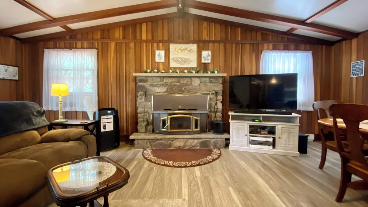 Gouldsboro House | Cozy Lake/Marina view Cabin in the Poconos