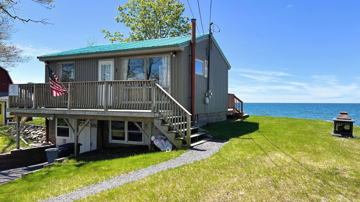 Maple View Cottage | Cozy LAKE ONTARIO WATERFRONT COTTAGE with Breathtaking Views!
