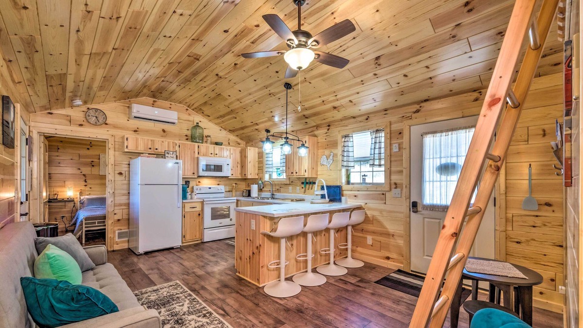 Cub Run Cabin | Cozy Lake Retreat w/ Private Dock, Deck & Views!