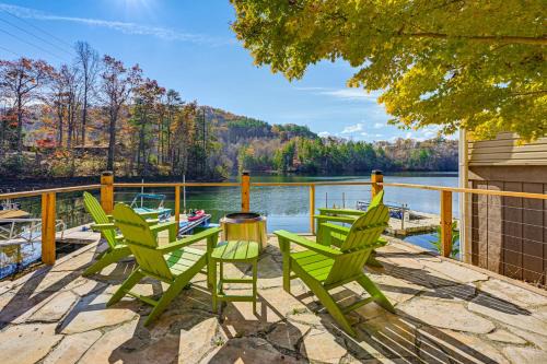 Robbinsville House | Cozy Lake Santeetlah Cottage with Dock and 3 Kayaks!