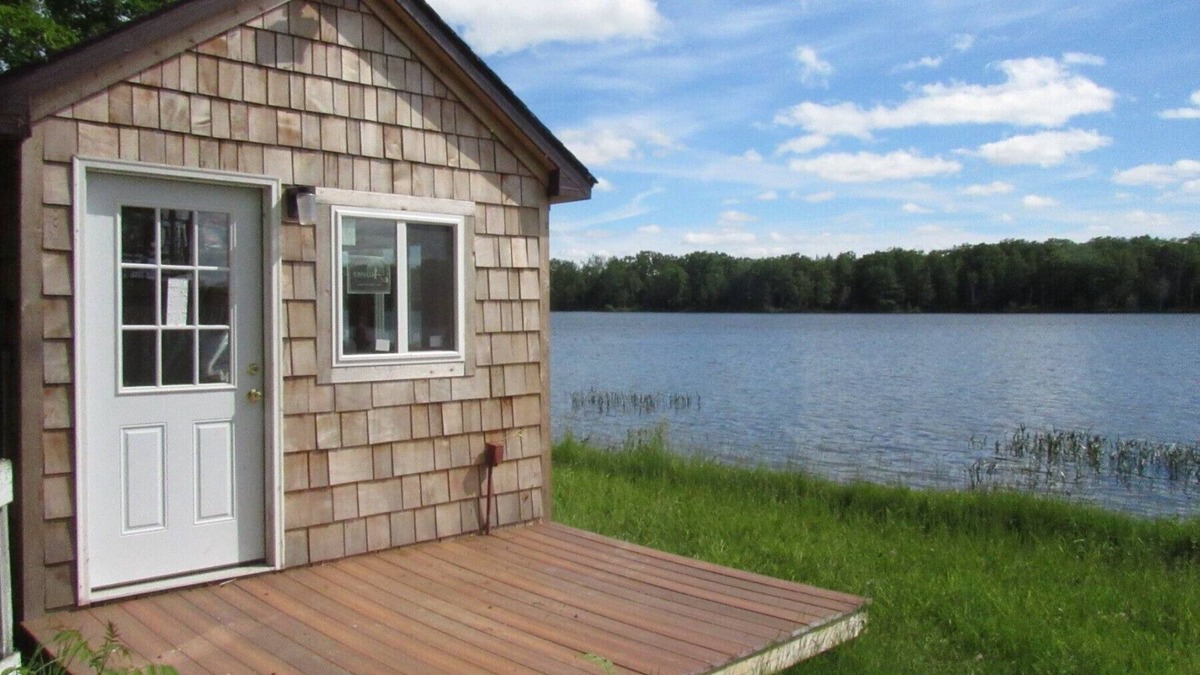 Lupton Cabin | Cozy Lake Side Cabin
