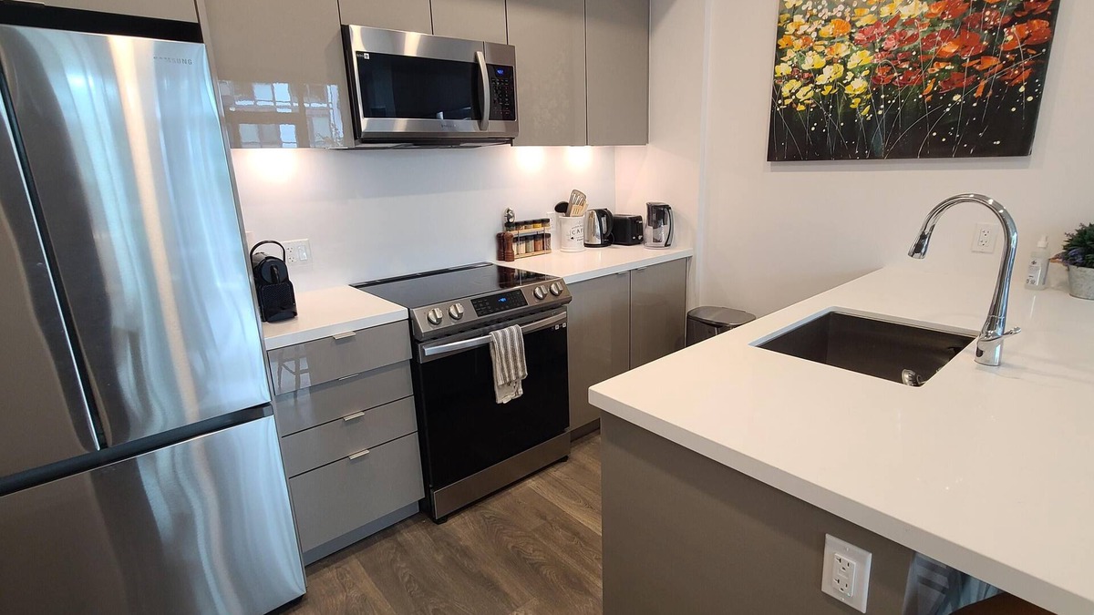 Innisfil Condo | Cozy Lake Simcoe 2 bedroom condo with a garden walkout to the boardwalk/Pier.