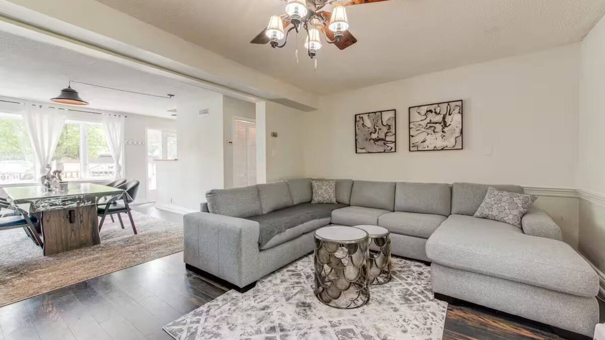 Georgina Cottage | Cozy lake Simcoe cottage, pass to lake provided.