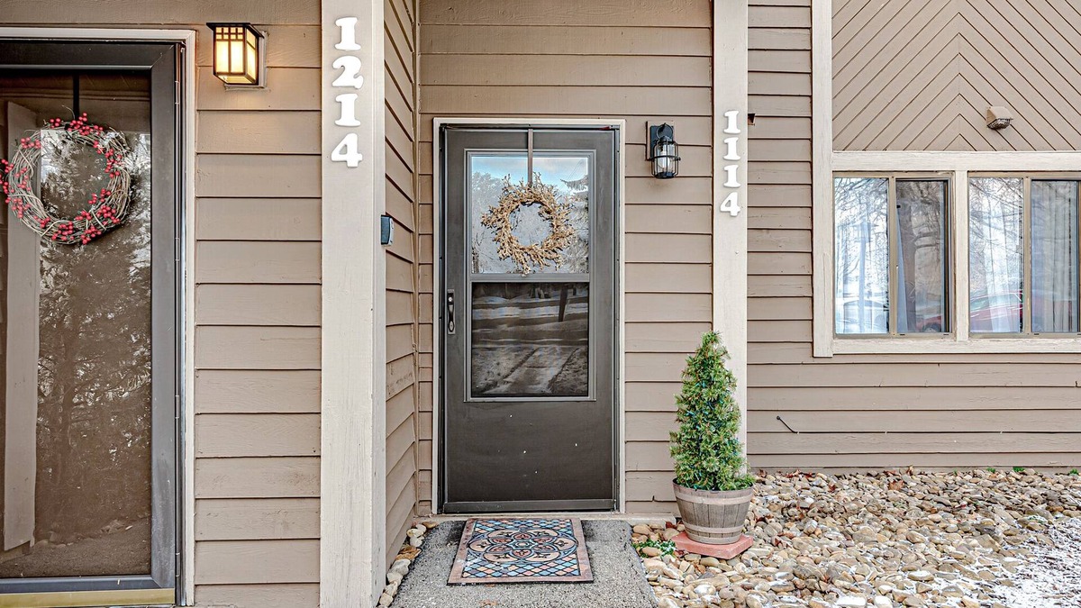 Hidden Valley Condo | Cozy, Lake View Condo in Hidden Valley with Ski Slope Access