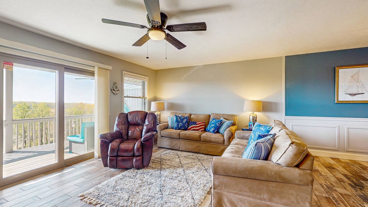 La Follette Condo | Cozy Lake-View Condo w/private washer/dryer and shared tennis court & pool