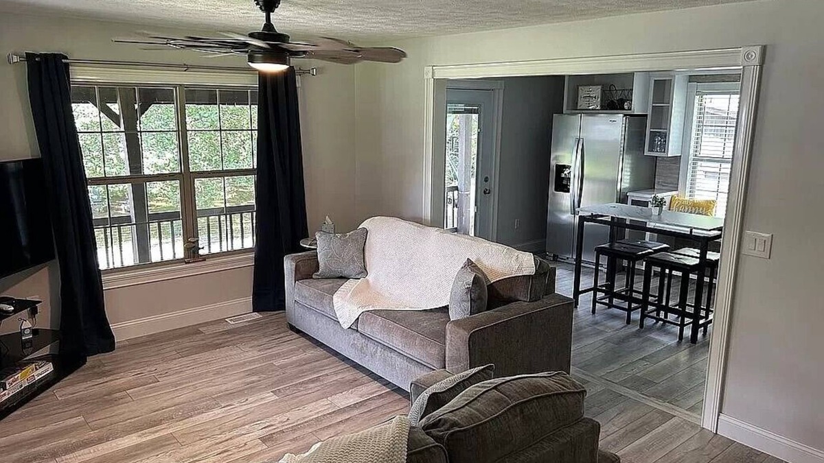 Byrdstown House | Cozy Lake View Cottage 2 minutes to Sunset Marina on Beautiful Dale Hollow Lake.