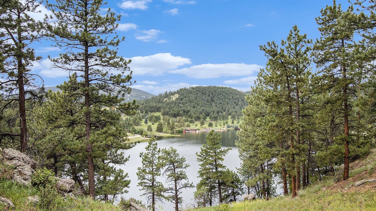 Kerr Gulch House | Cozy lake view cottage - 5 minute walk to downtown and lake!