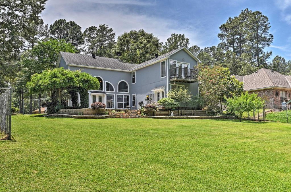 Benton House | Cozy Lakefront Benton Home about 20 Mi to Shreveport!