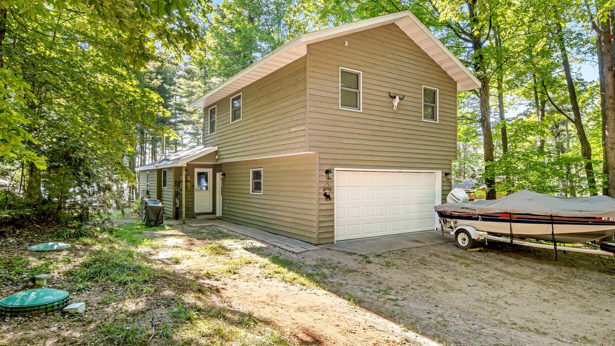 Three Lakes House | Cozy Lakefront Cabin w/Kayak, Fireplace & WiFi - Near Dock & Snowbirds Welcome