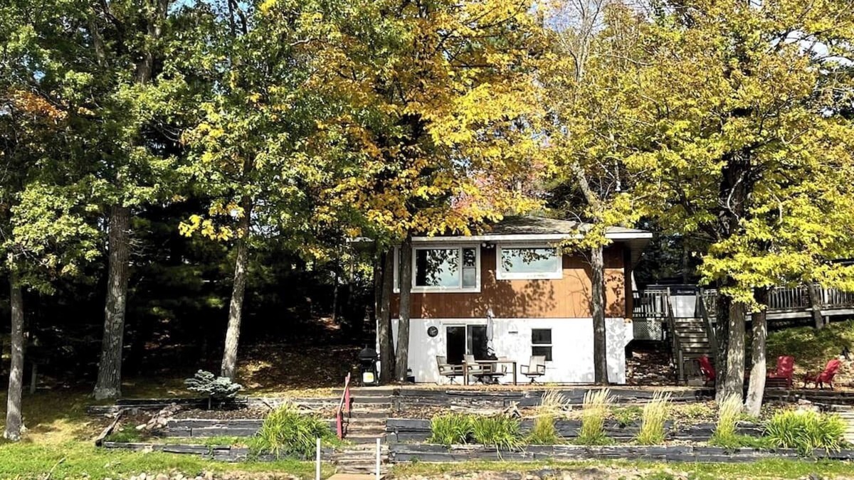 New Auburn Cabin | Cozy Lakefront Cabin w/Stunning Views & Pontoon!