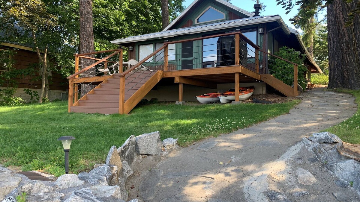 Rathdrum Cabin | Cozy Lakefront Cabin on Lower Twin Lake w/Private Dock & Beach