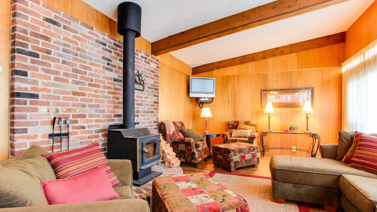 Worley Cabin | Cozy Lakefront Cabin w/Private Dock & 2 Boat Slips on Lake Coeur d'Alene