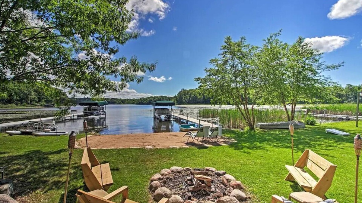 Deerwood Cabin | Cozy Lakefront Cabin w/Sandy Beach & Bunkhouse!