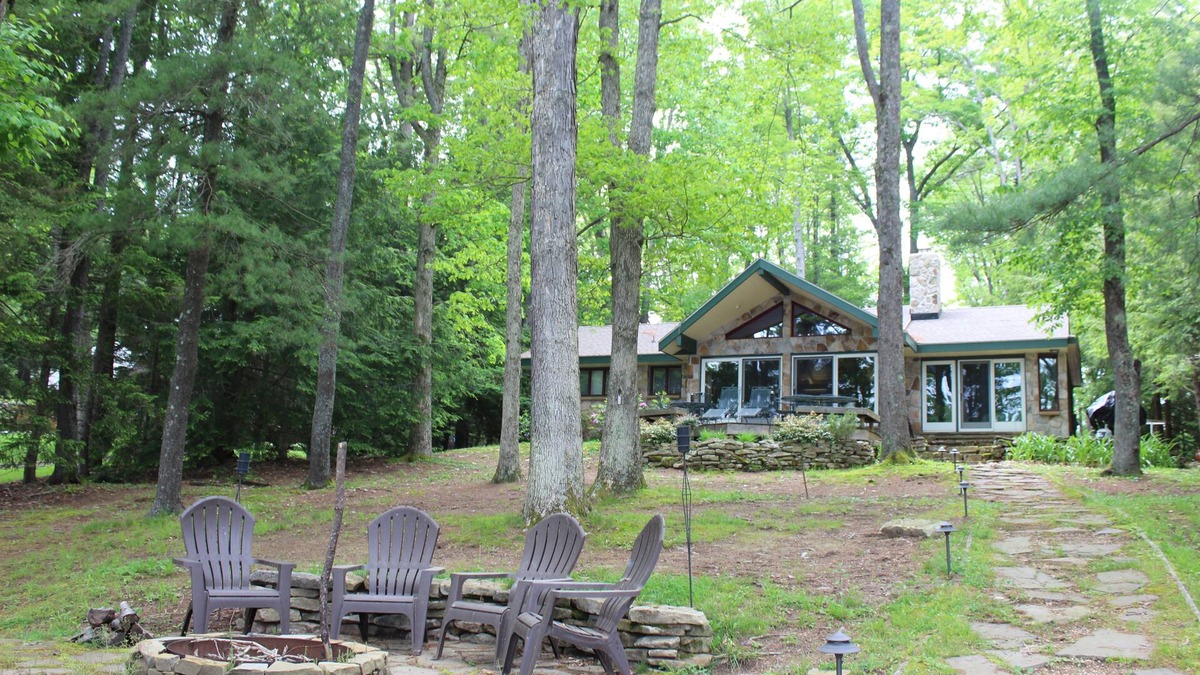 North Glade Hills Cabin | Cozy Lakefront Cabin with Stunning Views!