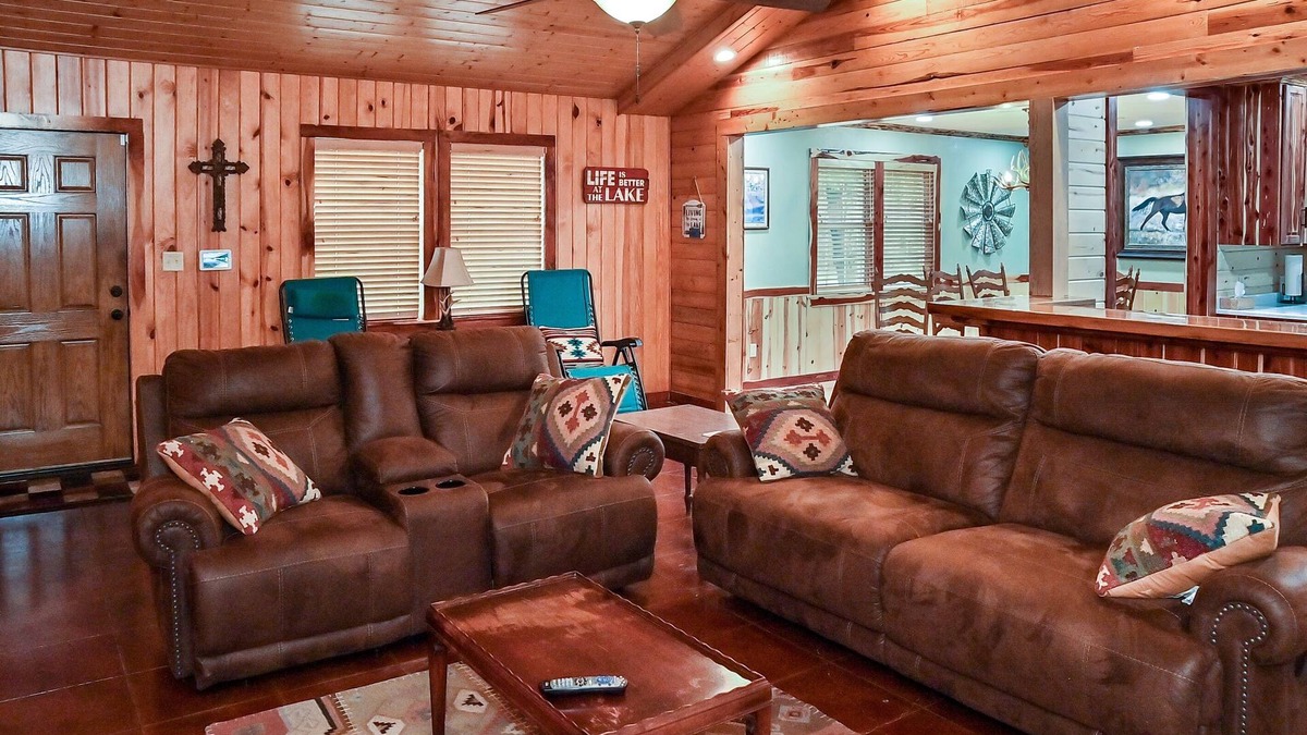 Negreet Cabin | Cozy lakefront cabin with boat house & ramp on Toledo Bend Lake