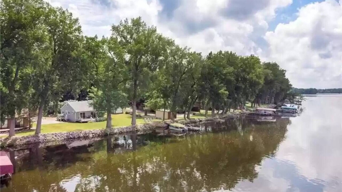 Victor Cabin | Cozy Lakefront Cottage