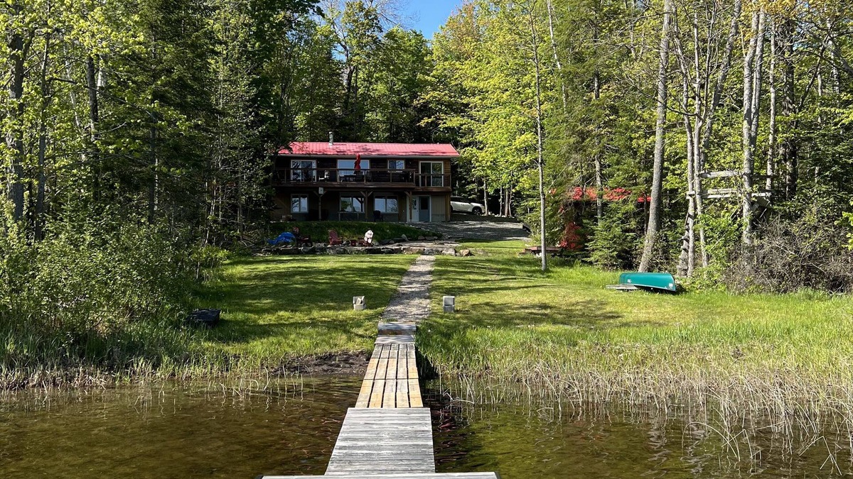 Dysart et al Cottage | Cozy Lakefront Cottage in Haliburton, ON. A Classic Cottage With Modern Touches!