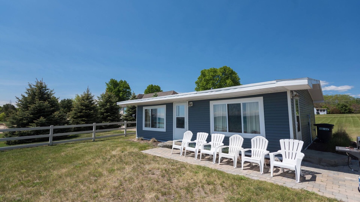 Jeddo House | Cozy Lakefront Cottage - Gorgeous Views of Lake Huron!