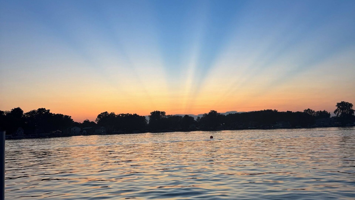 Fremont Cottage | Cozy Lakefront Cottage With Breathtaking Sunsets!