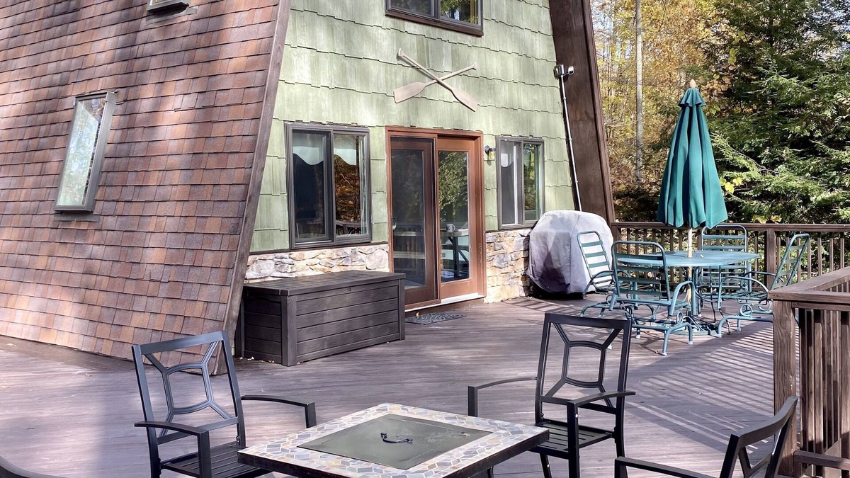 McHenry House | Cozy lakefront cottage, close to Wisp, huge deck with views!